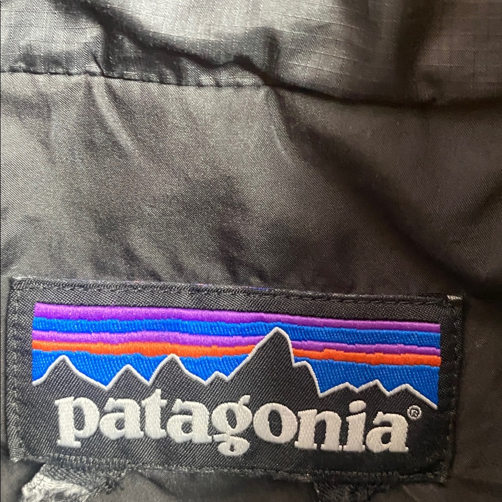 Patagonia women’s small black puffer jacket - Picture 3 of 4